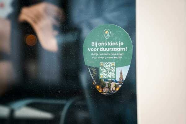 QR-code van Groener Groningen op een winkelpand in Groningen. Verzamel ze alle 100.